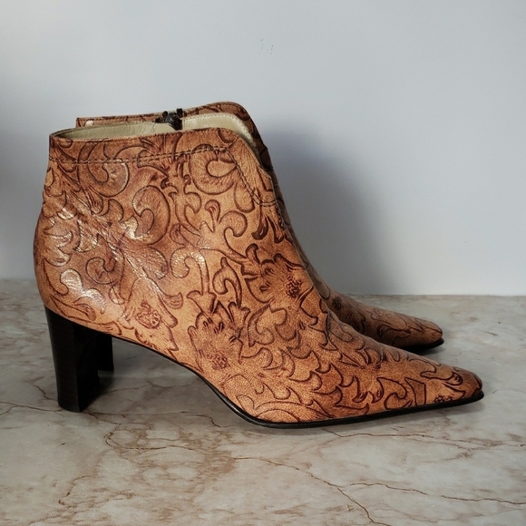Peter Kiser Stylish Embossed Tan Ankle Booties 9.5 - Picture 2 of 7